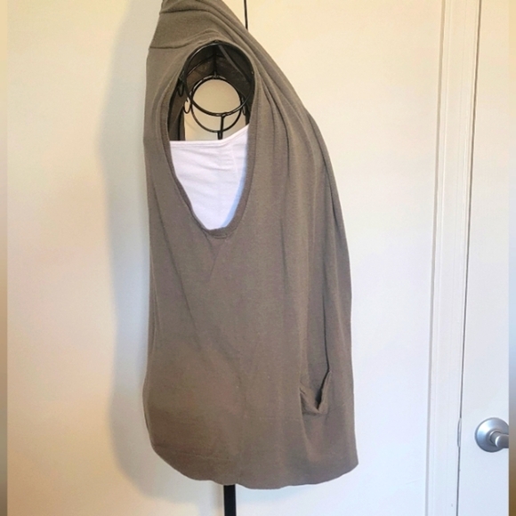 Banana Republic Sleeveless Cardigan - Picture 3 of 7